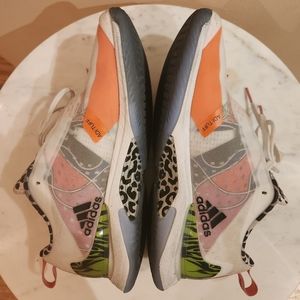 Adidas Women's Avacourt Tennis Shoes (size 7) White and Active Purple